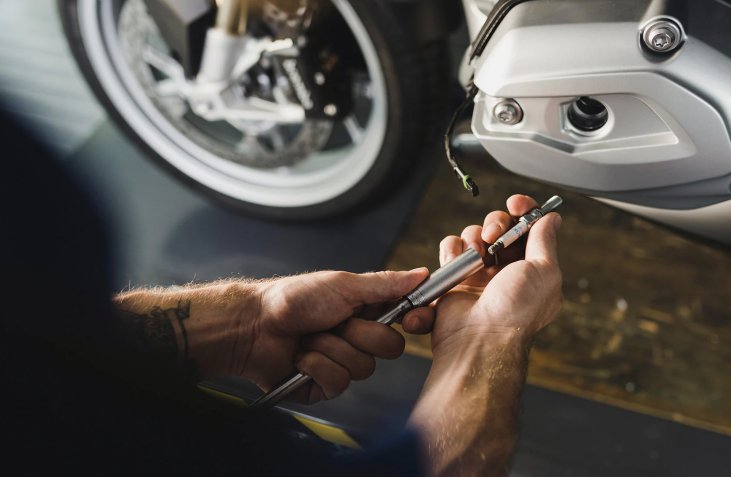 El servicio de bujías de BMW Motorrad.